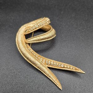 Vintage Signed Hattie Carnegie Abstract Ribbon Brooch Gold Tone Pavé Crystals